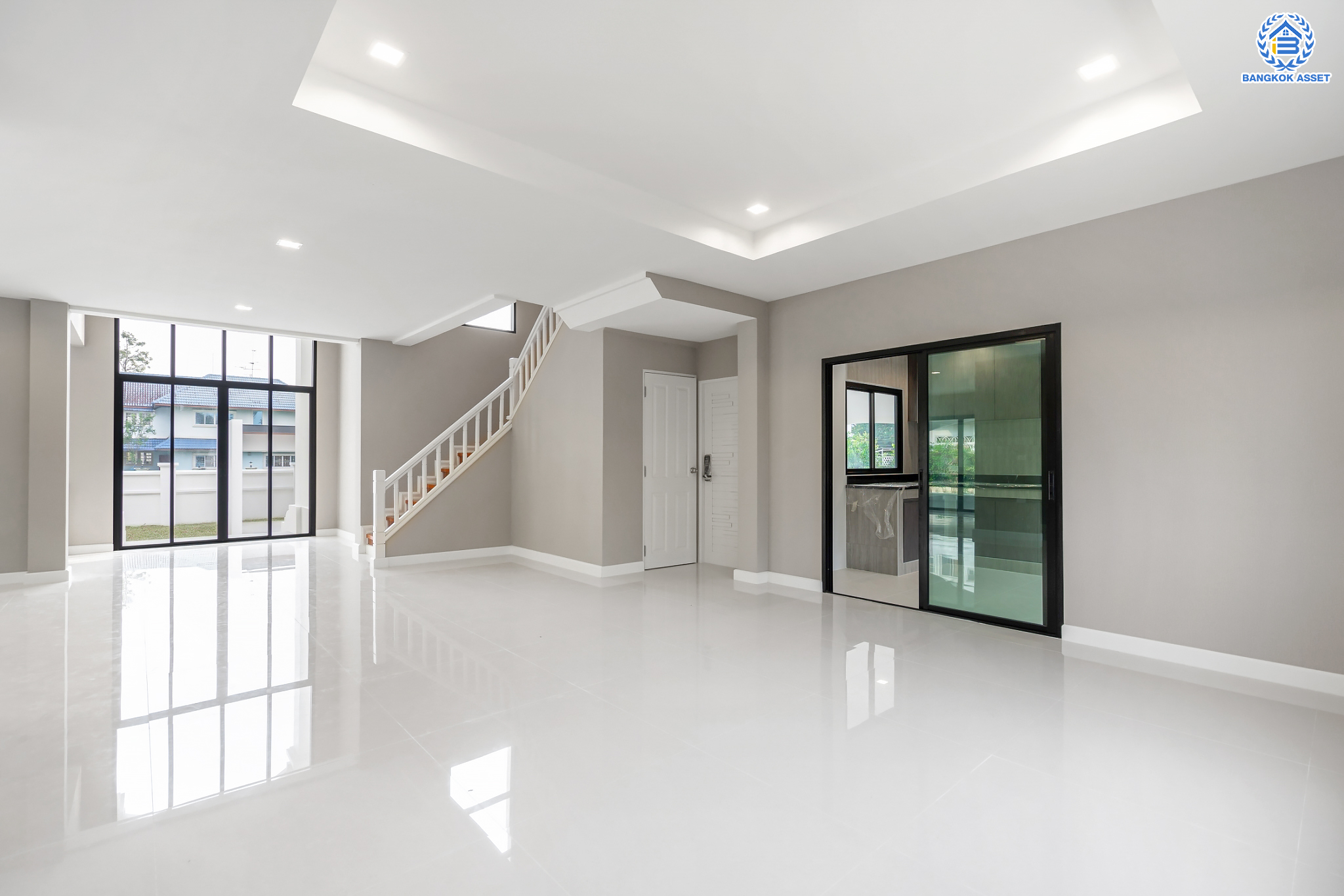 บ้านมือสองตกแต่งใหม่ ม.กฤษดานคร20 ปิ่นเกล้า-ติดถนนบรมราชชนนี เนื้อที่ 198 ตร.ว. บ้านเดี่ยวหลังใหญ่ ตกแต่งสุดหรูดีไซน์ยุโรป พร้อมฟังก์ชัน 4 ห้องนอน 4 ห้องน้ำ 1 ห้องแม่บ้าน จอดรถได้ 5 คัน บนทำเลเชื่อมต่อเมืองอย่างรวดเร็ว ใกล้ทางคู่ขนานลอยฟ้าบรมราชชนนี ทางด่วน "กาญจนาภิเษก" ม.มหิดล และเซ็นทรัลปิ่นเกล้า